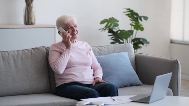 Kanepenin Tanıdık Kucaklamasında Oturan Yetişkin Bir Kadın Içten Bir Telefon — Stok video