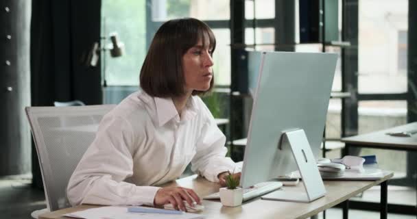 Determined Caucasian Businesswoman Deeply Concentrated Her Work Diligently Operating Her — Stock Video