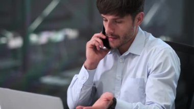 Ofisin sessiz bir köşesinde, konsantre bir işadamı bir telefon görüşmesi yapar. Onun çatık kaşları ve niyet bakışı tartışmanın derinliğine odaklandığını gösteriyor..