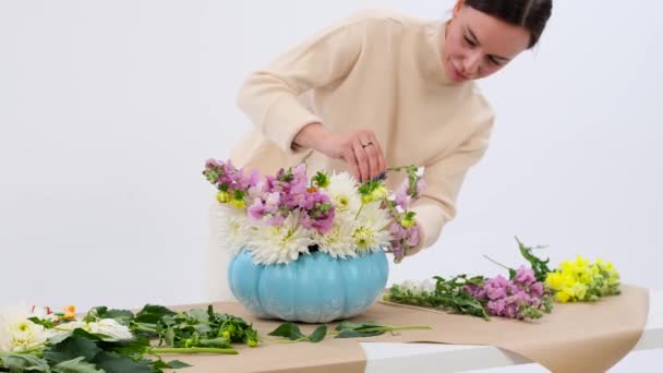 Talentoso Florista Caucasiano Habilmente Artesanato Buquê Dentro Uma Abóbora Esvaziada — Vídeo de Stock