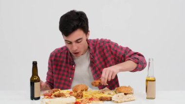 Aç Kafkas bir tavuk yemeğini hevesle yer, sadece ondan önceki lezzetli yemeğe odaklanır. Her ısırıkta açlık azalır ve gözlerdeki özlemin yerini tatmin alır..