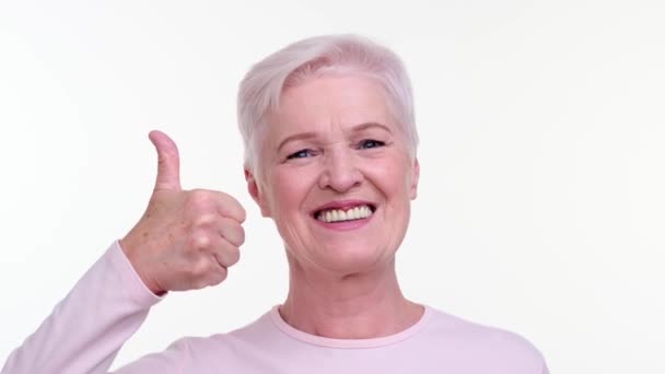 Ustawiona Czystym Białym Tle Dorosła Starsza Kobieta Pewnie Podnosi Rękę — Wideo stockowe