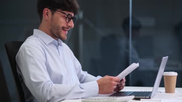 Χαρούμενος Επιχειρηματίας Ακτινοβολεί Ικανοποίηση Καθώς Κάθεται Στο Γραφείο Στο Γραφείο — Αρχείο Βίντεο