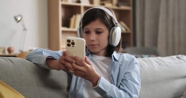 Ένα Σαλόνι Ένα Νεαρό Αγόρι Που Φοράει Ακουστικά Μοιράζεται Μια — Αρχείο Βίντεο