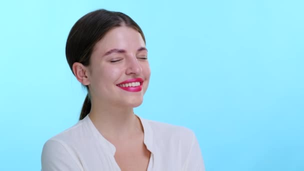 Radosna Biała Kobieta Śmieje Się Serdecznie Uspokajającym Niebieskim Tle Śmiech — Wideo stockowe