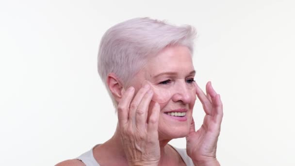 Sävelletyt Iäkkäät Valkoihoiset Naiset Käyttävät Virkistäviä Silmälaikkuja Jotka Heijastavat Rentoutumisen — kuvapankkivideo