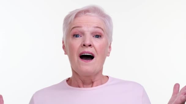 Mujer Anciana Sorprendida Mira Directamente Cámara Ojos Anchos Con Asombro — Vídeos de Stock