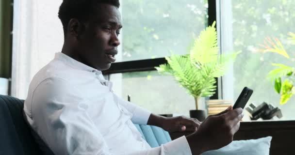 Muotokuva Vangitsee Afroamerikkalaisen Videopuheluun Uppoutuneen Miehen Hänen Ilmeikäs Ominaisuuksia Sitoutunut — kuvapankkivideo