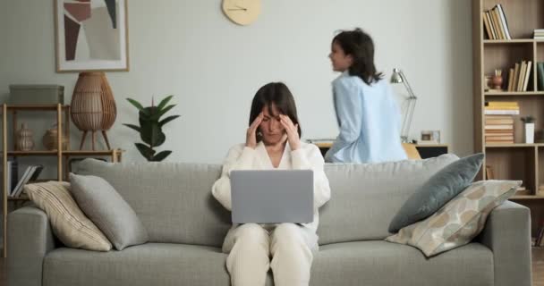 Oddana Matka Pomimo Bólu Głowy Pilnie Pracuje Laptopie Podczas Gdy — Wideo stockowe