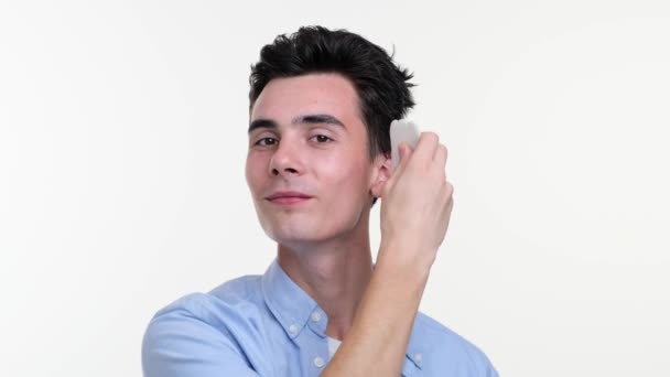 Mot Lugn Bakgrund Leende Man Hänge Sig Lugnande Ritual Ansiktsmassage — Stockvideo