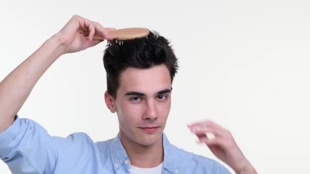 Olumlu Neşeli Bir Adam Titizlikle Saçlarını Tarar Gözler Güven Memnuniyeti — Stok video