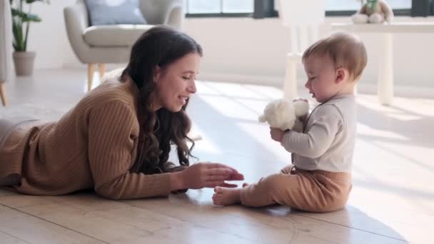 Madre Involucra Momento Lúdico Con Hijo Utilizando Juguete Suave Para — Vídeos de Stock