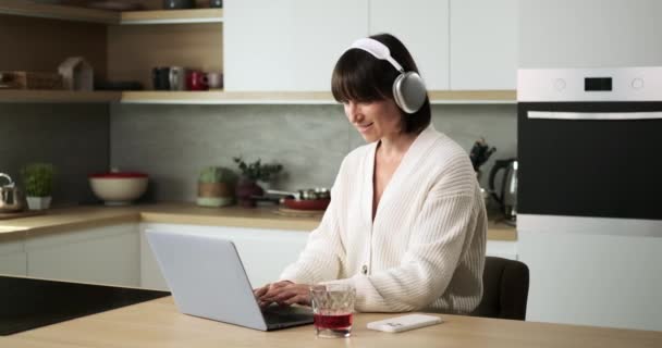 Radosna Biała Kobieta Znajduje Szczęście Pracy Gdy Używa Laptopa Pije — Wideo stockowe