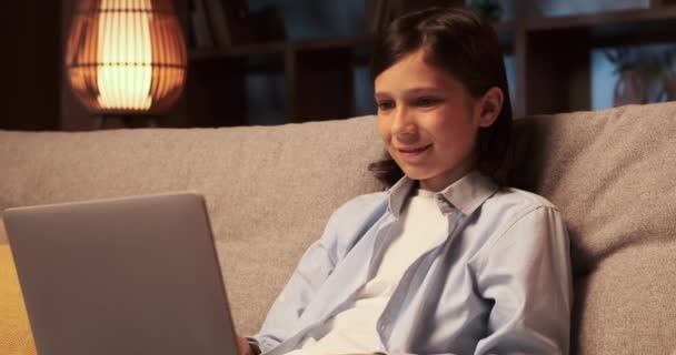 Öğrenci Çocuk Kanepede Oturuyor Dizüstü Bilgisayar Ekranına Bakarken Yüzünde Şaşkınlık — Stok video