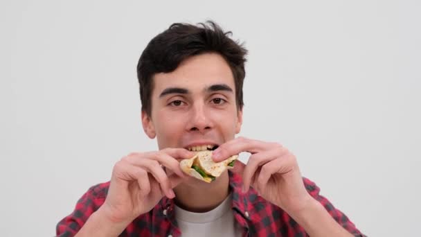 Sonriente Hombre Caucásico Disfruta Taco Sus Ojos Centelleando Felicidad Mientras — Vídeo de stock