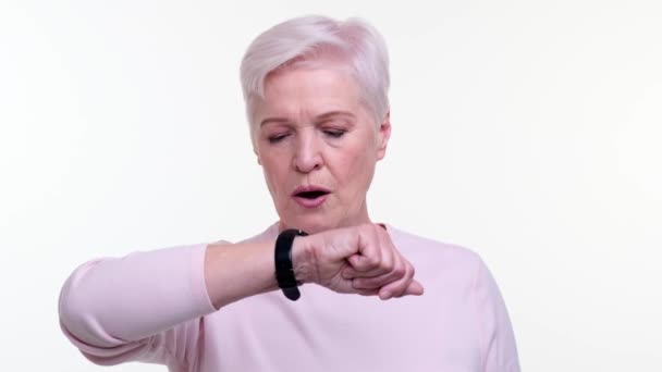 Donna Anziana Appare Angosciata Mentre Guarda Orologio Sua Fronte Aggrottata — Video Stock