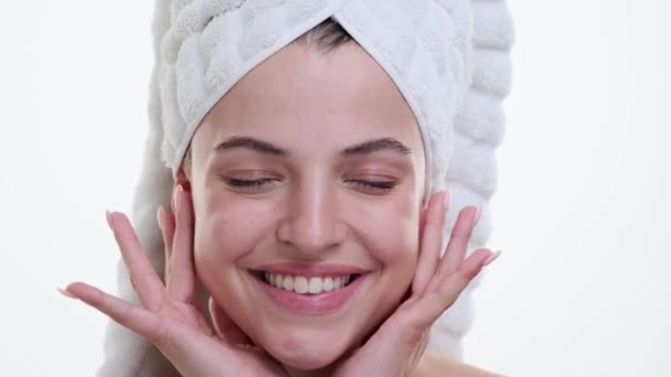 Kobieta Ręcznikiem Owiniętym Wokół Głowy Delikatnie Dotyka Twarzy Pogodnym Wyrazem — Wideo stockowe
