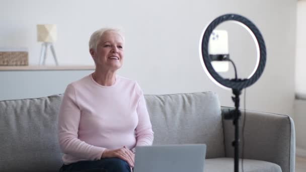 Accogliente Donna Anziana Siede Comodamente Impegnandosi Una Videoconferenza Suo Sorriso — Video Stock