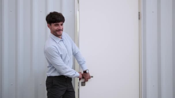 Başarılı Adamı Ofisinden Çıktı Mutlulukla Başarıyla Karşılandı Gözleri Gururla Parıldıyor — Stok video