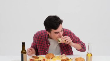 Kafkasyalı memnun bir adam bir masada oturuyor ve her lokmanın tadını tatmin edici bir ifadeyle çıkarıyor. Zevki yansıtırken gözleri tatları, basit mutluluğu vurguluyor..