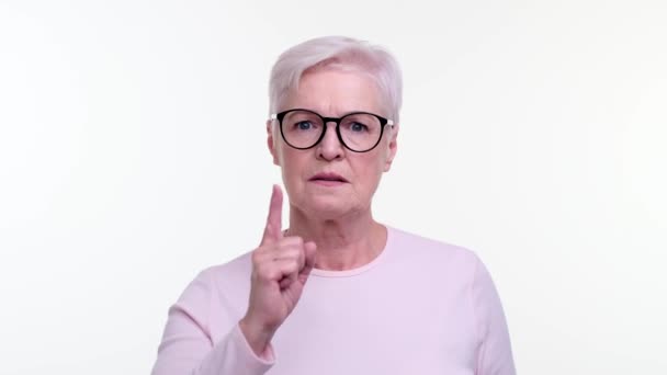 Twarzowa Kobieta Potrząsa Palcem Geście Napomnienia Wyrażenia Odzwierciedlającego Autorytet Powagę — Wideo stockowe