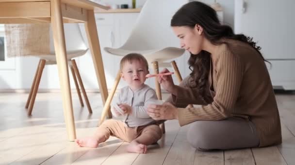 Mengasuh Ibu Memberi Makan Anak Kecil Dengan Lembut Mata Penuh — Stok Video