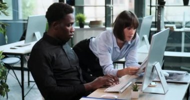 İki gülümseyen girişimci modern ofis ortamında uyum içinde çalışırlar. Takım çalışmaları, iş hedeflerine ulaşırken olumlu ve üretken bir atmosferi yansıtıyor..