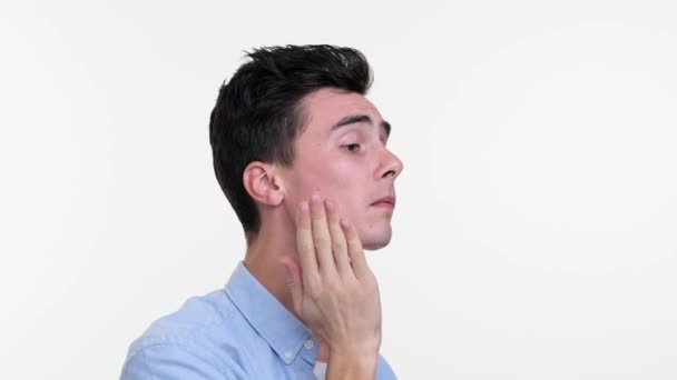 Konzentrierte Kaukasische Mann Trägt Sorgfältig Gesichtslotion Mit Präzision Seine Augen — Stockvideo