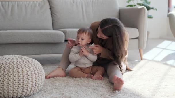 Liefdevolle Moeder Gaat Speelse Momenten Met Kleintje Het Tapijt Van — Stockvideo