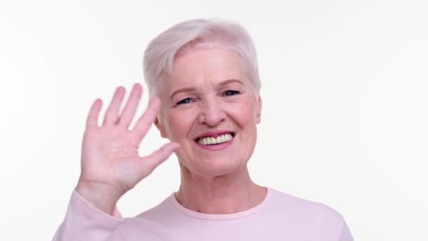Vriendelijke Oudere Vrouw Zwaait Hand Hand Een Gastvrij Gebaar Gezicht — Stockvideo