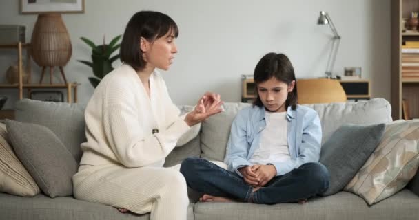 Mãe Conselhos Valiosos Filho Enquanto Eles Sentam Juntos Sofá Sala — Vídeo de Stock