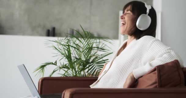 Zadowolona Biała Kobieta Siedzi Laptopem Wykonując Wideo Rozmowę Poczuciem Satysfakcji — Wideo stockowe