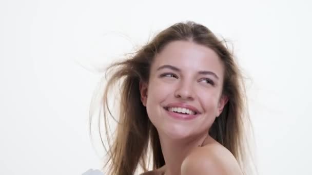 Kobieta Wdziękiem Tańczy Jednocześnie Susząc Włosy Pokazując Idealne Połączenie Ruchu — Wideo stockowe