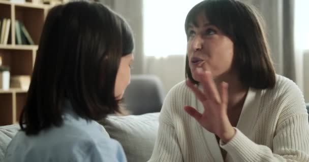 Madre Feliz Involucra Una Conversación Sincera Con Hijo Sala Estar — Vídeos de Stock