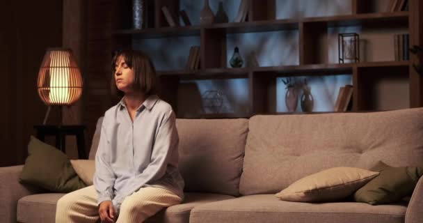 Yorgun Kadın Oturma Odasındaki Kanepede Uzanıyor Cesedi Yastıklara Gömülüyor Teselli — Stok video