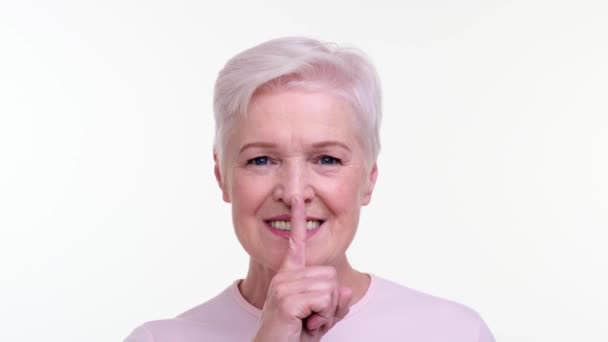 Vrolijke Seniorenvrouw Plaatst Speels Van Vinger Tot Lippen Een Stil — Stockvideo