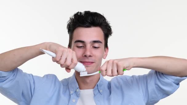 Веселый Человек Улыбается Ярко Выдает Зубную Пасту Зубную Щетку Осторожностью — стоковое видео