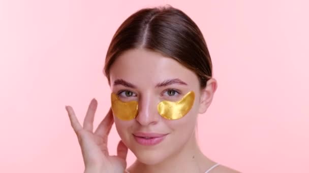 Zadowolona Biała Kobieta Nosi Złote Przepaski Pod Oczami Zadowolenie Widoczne — Wideo stockowe