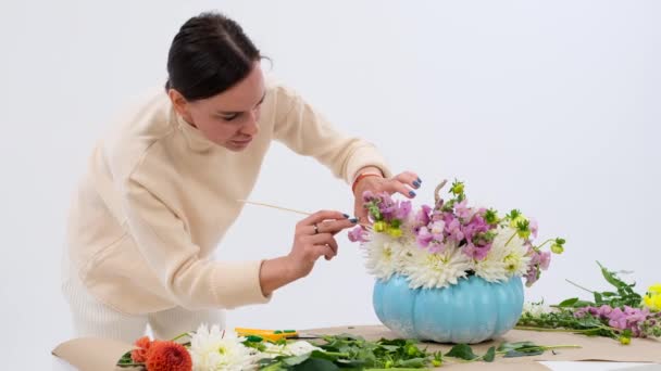 Florist Kaukasia Ceria Dengan Senyum Hangat Dengan Cermat Mengatur Buket — Stok Video