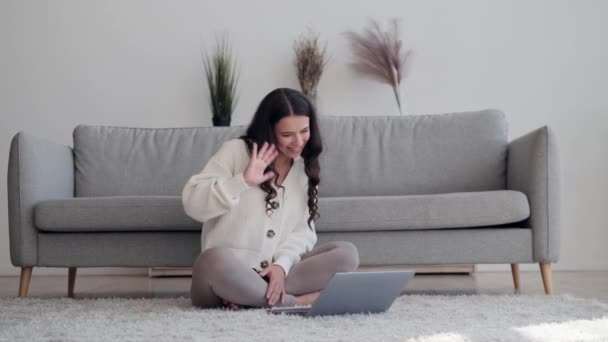 Kadın Oturur Bir Video Çağrısına Bağlanır Gözleri Sıcaklık Kahkahalarla Parlar — Stok video