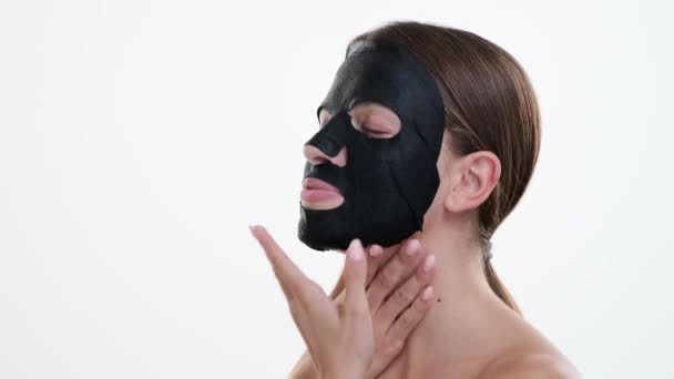 Donna Caucasica Indossa Una Maschera Facciale Nera Occhi Che Riflettono — Video Stock