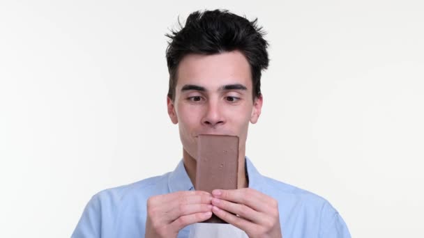Homem Encantado Goza Cada Mordida Uma Barra Chocolate Com Pura — Vídeo de Stock