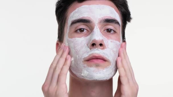 Seriös Denkende Menschen Tragen Akribisch Eine Creme Maske Auf Konzentrierter — Stockvideo