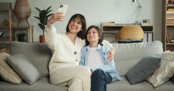 Mère Fils Capturent Moment Spécial Avec Selfie Joyeux Sur Canapé — Video