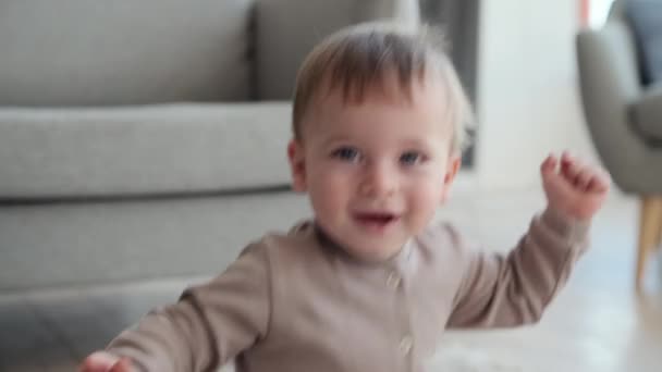 Лицо Маленького Мальчика Излучает Волнение Протягивает Свои Крошечные Руки Вверх — стоковое видео