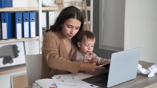 Wśród Szumu Produktywności Radosna Matka Równoważy Obowiązki Zawodowe Laptopie Trzymając — Wideo stockowe