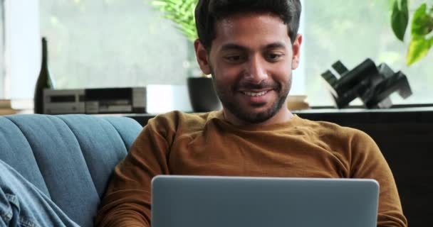 Orta Doğulu Bir Adamın Dizüstü Bilgisayarla Koltukta Otururken Gülüşünü Resmediyor — Stok video