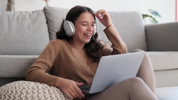 Kobieta Nosząca Słuchawki Radośnie Wchodzi Interakcję Laptopem Śmiejąc Się Wypełniając — Wideo stockowe