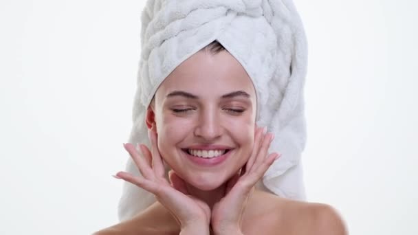 Biała Kobieta Ręcznikiem Owiniętym Wokół Głowy Uśmiecha Się Prawdziwym Szczęściem — Wideo stockowe