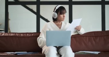 Kulaklık takan sakin kadın koltukta otururken işine çok dalmış durumda. Odaklanmış ve kararlı tavrı görevlere bağlılığının altını çiziyor.